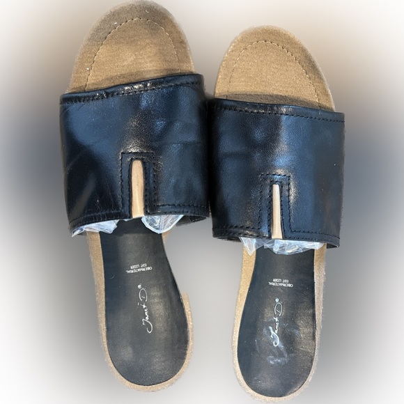 Italian Men’s Slide Sandal Black Leather Euro 42
Janet D. - Picture 1 of 7